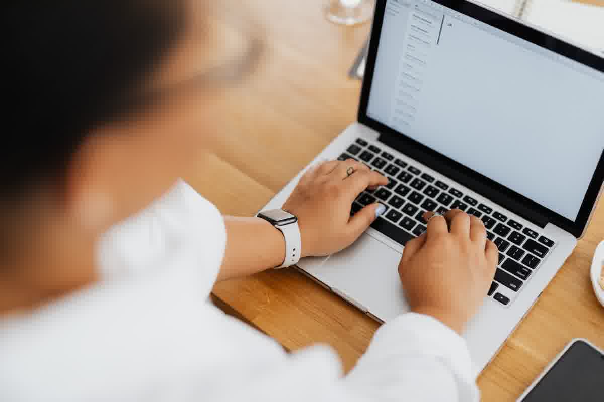 Jak napisać e-mail na egzamin ósmoklasisty na 10 punktów? Kryteria CKE bez tajemnic